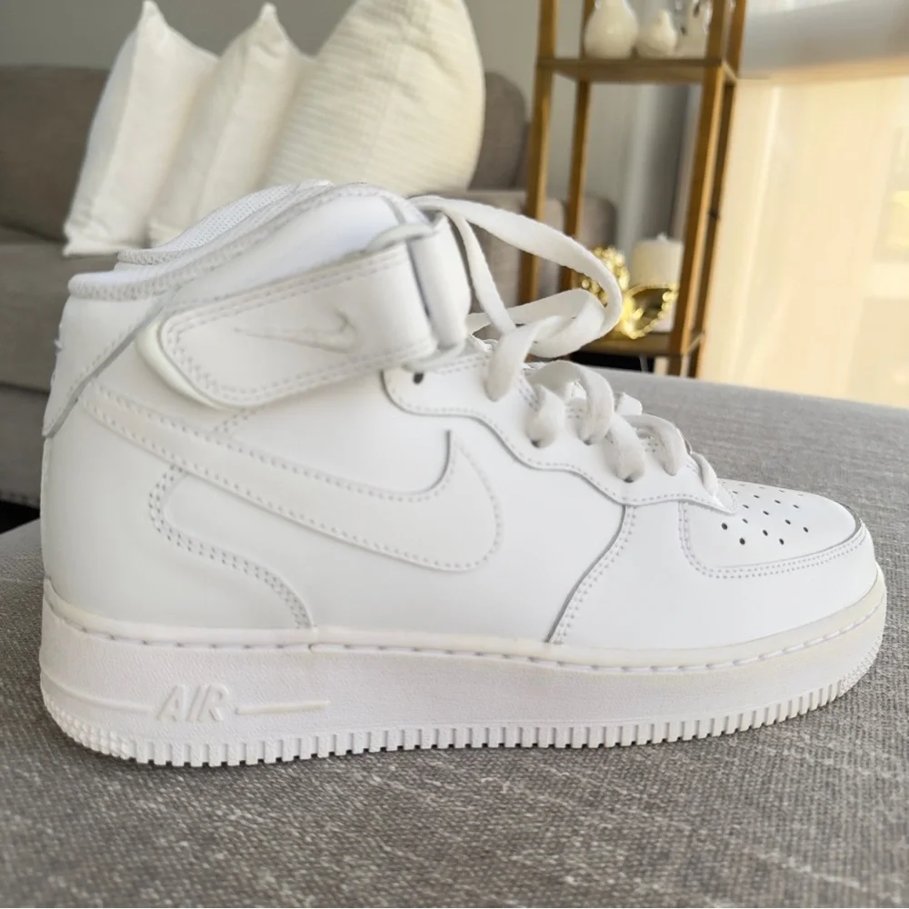NIKE AIR FORCE 1 MID White High-Top Sneakers - Picture 5 of 9